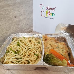 Salteado de fideos con tortilla de verduras y vegetales al vapor