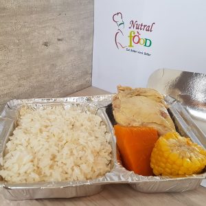 Arroz blanco con pollo al vapor y vegetales
